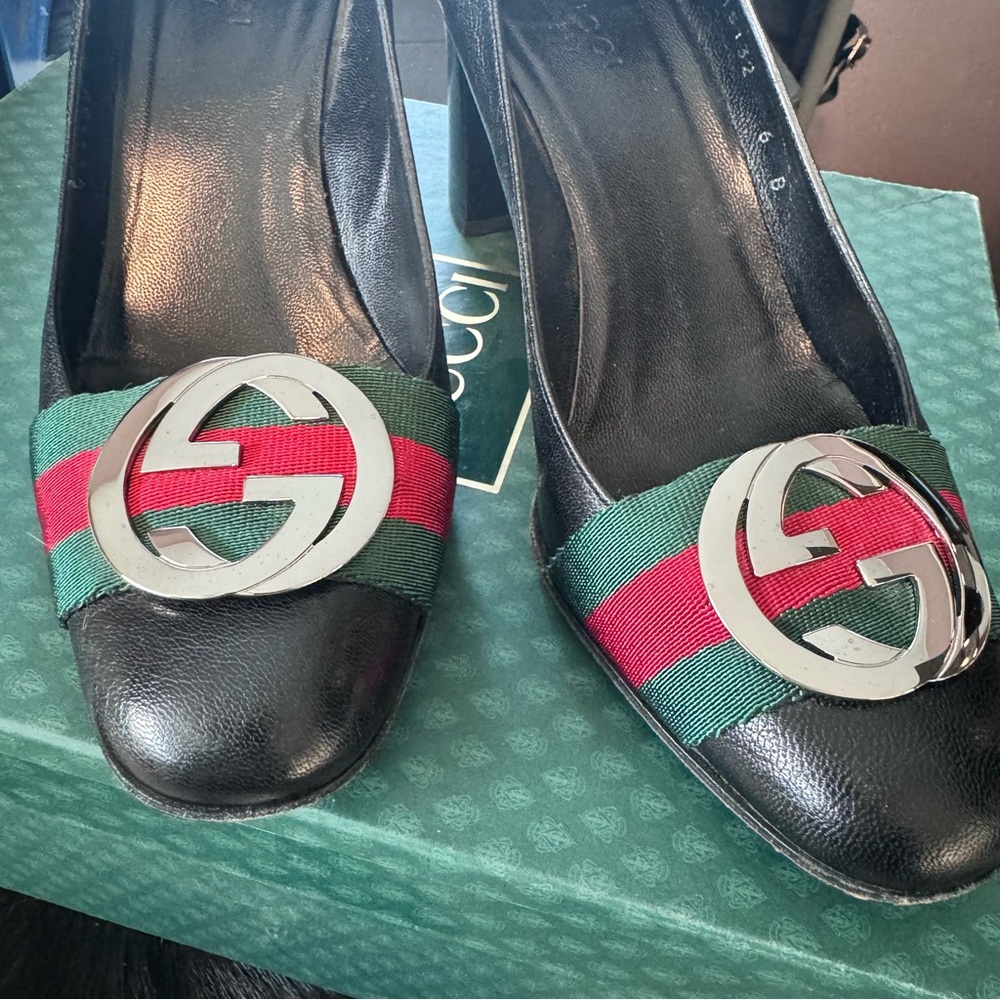Gucci Black Heels with Red and Green Accents - Picture 3 of 11